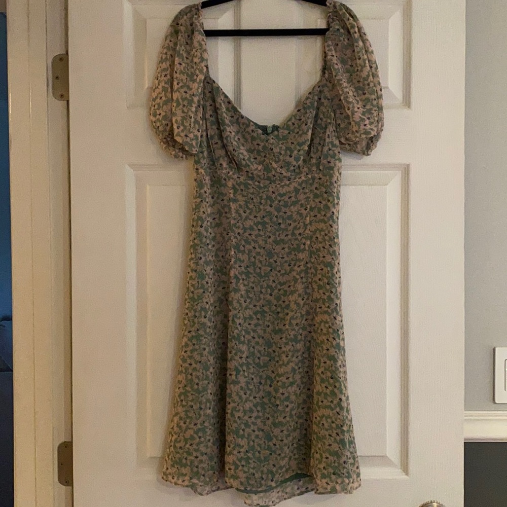 Fame and Partners Floral Puff Sleeve sweetheart dress